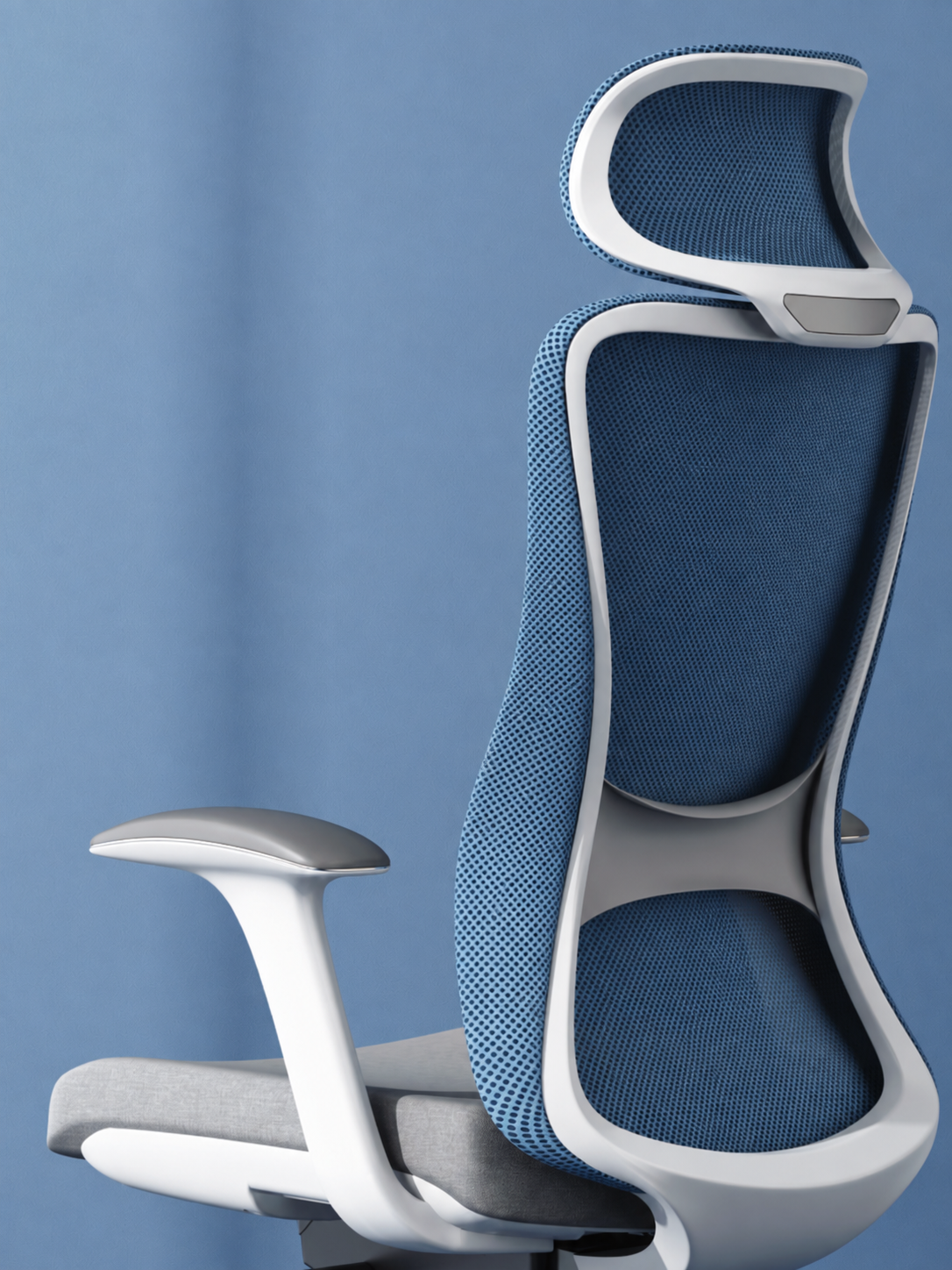 Silla ergonómica de oficina con respaldo de malla azul y brazos ajustables