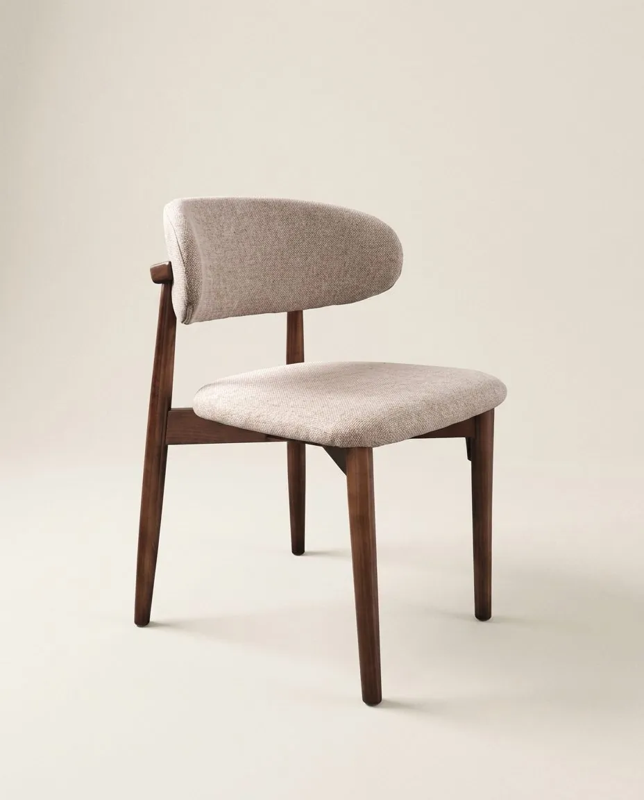 Silla de comedor de nogal con respaldo curvo tapizado en lino arena