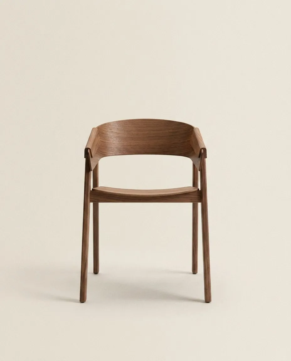 Butaca minimalista de madera de nogal con respaldo curvo