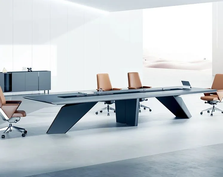 Sala de juntas corporativa con mesa de conferencia y sillería Kano